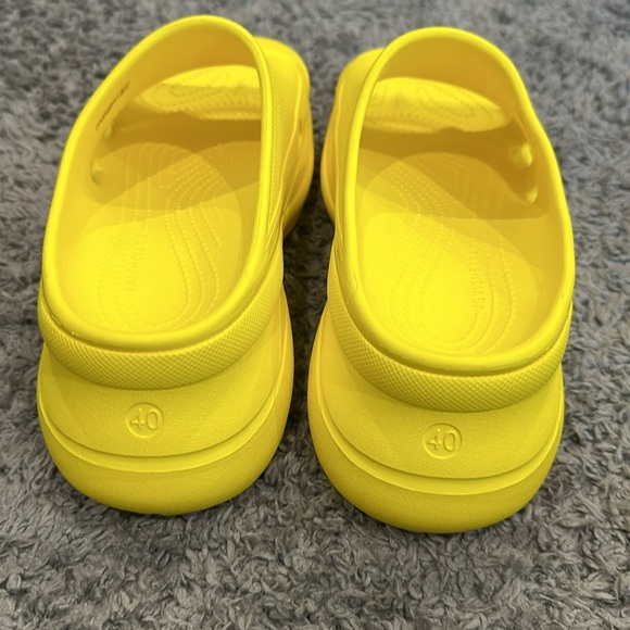 Balenciaga POOL CROCS SLIDE SANDAL Wm40/10 pre-owned. (Authentic) - Picture 3 of 8